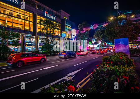 Éclairage et décoration de Noël le long d'Orchard Road, Singapour. Banque D'Images