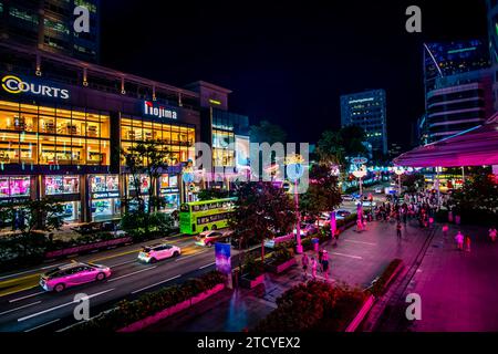 Éclairage et décoration de Noël le long d'Orchard Road, Singapour. Banque D'Images