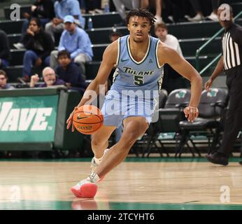 La Nouvelle-Orléans, États-Unis. 14 décembre 2023. L'attaquant de Tulane Green Wave Collin Holloway (5 ans) descend la ligne lors d'un match de basket-ball masculin au Fogleman Arena de la Nouvelle-Orléans, Louisiane, le jeudi 14 décembre 2023. (Photo de Peter G. Forest/Sipa USA) crédit : SIPA USA/Alamy Live News Banque D'Images