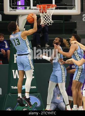 La Nouvelle-Orléans, États-Unis. 14 décembre 2023. Tulane Green Wave Guard Tre' Williams (13) tire un rebond lors d'un match de basket-ball masculin à Fogleman Arena à la Nouvelle-Orléans, Louisiane, le jeudi 14 décembre 2023. (Photo de Peter G. Forest/Sipa USA) crédit : SIPA USA/Alamy Live News Banque D'Images