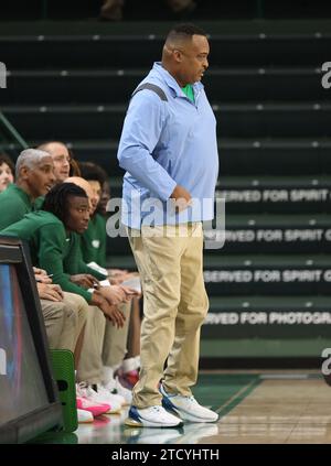 La Nouvelle-Orléans, États-Unis. 14 décembre 2023. L'entraîneur-chef de Tulane Green Wave, Ron Hunter, observe son équipe depuis le banc lors d'un match de basket-ball masculin au Fogleman Arena de la Nouvelle-Orléans, Louisiane, le jeudi 14 décembre 2023. (Photo de Peter G. Forest/Sipa USA) crédit : SIPA USA/Alamy Live News Banque D'Images