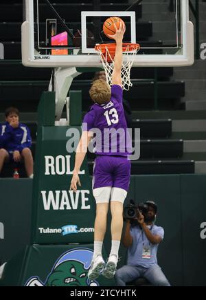 La Nouvelle-Orléans, États-Unis. 14 décembre 2023. L'attaquant Garrett Hien (13 ans) de Furman Paladins lance un dunk lors d'un match de basket-ball masculin au Fogleman Arena de la Nouvelle-Orléans, Louisiane, le jeudi 14 décembre 2023. (Photo de Peter G. Forest/Sipa USA) crédit : SIPA USA/Alamy Live News Banque D'Images