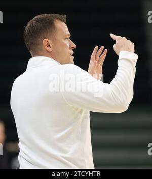 La Nouvelle-Orléans, États-Unis. 14 décembre 2023. Bob Richey, entraîneur-chef de Furman Paladins, appelle l'ordre à ses joueurs sur le terrain lors d'un match de basket-ball masculin à Fogleman Arena à la Nouvelle-Orléans, Louisiane, le jeudi 14 décembre 2023. (Photo de Peter G. Forest/Sipa USA) crédit : SIPA USA/Alamy Live News Banque D'Images