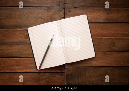 Ouvrez le cahier et le crayon sur une planche en bois vintage rustique Banque D'Images