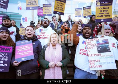 Photo du dossier datée du 19/01/23 de la directrice générale du Royal College of Nursing (MRC), Pat Cullen, rejoint les membres du MRC sur la ligne de piquetage à l'extérieur de l'University College Hospital, London. Le public offre un «soutien indéfectible» au personnel infirmier qui prend des mesures industrielles en 2024, selon la recherche. Un sondage mené auprès de plus de 2 000 adultes par le Collège royal des sciences infirmières (MRC), un an après que le personnel infirmier a pris des mesures de grève sans précédent au sujet de la rémunération, a montré que trois sur cinq ont continué de soutenir leur action. Date de parution : Vendredi 15 décembre 2023. Banque D'Images