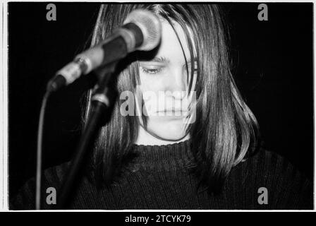 TRISH KEENAN, DIFFUSION, 1996 : une très jeune Trish Keenan (1968-2011), chanteuse du groupe British Electronic Broadcast jouant en soutien à l'Université Stereolab Cardiff, pays de Galles, Royaume-Uni le 21 novembre 1996. Cette photo a été prise au début de la tournée de carrière acclamée par la critique avec leur premier single et leur premier EP, The Book Lovers. Malheureusement, Trish meurt inopinément d'une pneumonie après avoir contracté la grippe porcine en janvier 2011 alors qu'elle était en tournée en Australie. Photo : Rob Watkins Banque D'Images