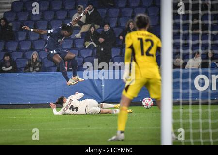 L'attaquant du Paris Saint-Germain, Tabitha Chawinga (UP), se bat pour le ballon lors du match de football féminin de l'UEFA Champions League entre le Paris Saint-Germain et L'AS Roma au stade du Parc des Princes à Paris, en France, le 14 décembre 2023. Photo de Firas Abdullah/ABACAPRESS.COM Banque D'Images