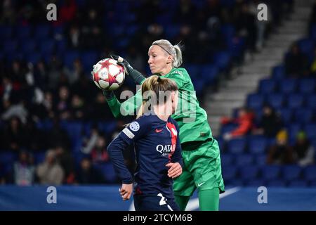 Katarzyna Kiedrzynek, gardienne du Paris Saint-Germain, attrape le ballon lors du match de football féminin de l'UEFA Champions League entre le Paris Saint-Germain et L'AS Roma au Parc des Princes à Paris, France, le 14 décembre 2023. Photo de Firas Abdullah/ABACAPRESS.COM Banque D'Images