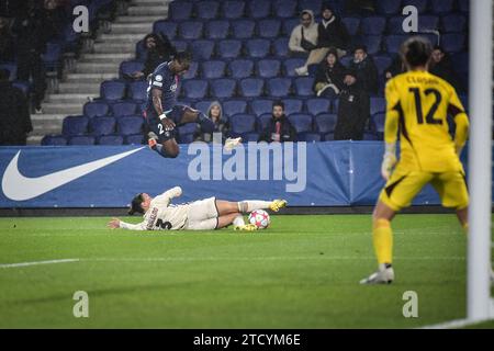 L'attaquant du Paris Saint-Germain, Tabitha Chawinga (UP), se bat pour le ballon lors du match de football féminin de l'UEFA Champions League entre le Paris Saint-Germain et L'AS Roma au stade du Parc des Princes à Paris, en France, le 14 décembre 2023. Photo de Firas Abdullah/ABACAPRESS.COM Banque D'Images