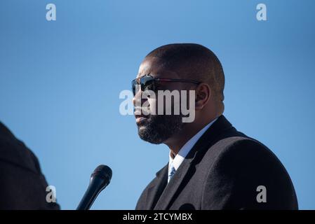 Le représentant des États-Unis Byron Donalds (Républicain de Floride) parle à la presse sur les étapes de la Chambre après que la Chambre a ajourné pour l'année devant le Capitole à Washington, DC, USA le jeudi 14 décembre 2023. Photo Annabelle Gordon/CNP/ABACAPRESS.COM Banque D'Images