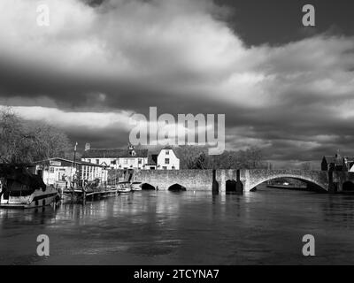 Paysage noir et blanc d'Abingdon Bridge , traverser la Tamise avec des nuages de tempête, Abingdon-on-Thames, Oxfordshire, Angleterre, Royaume-Uni, GO. Banque D'Images