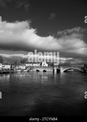 Paysage noir et blanc d'Abingdon Bridge , traverser la Tamise avec des nuages de tempête, Abingdon-on-Thames, Oxfordshire, Angleterre, Royaume-Uni, GO. Banque D'Images