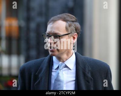 Londres, Royaume-Uni. 12 décembre 2023. Michael Tomlinson, ministre d'État chargé des migrations illégales, quitte le 10 Downing Street après la réunion du Cabinet. Banque D'Images