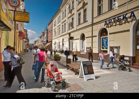 Zone piétonne près de Rynek (place du marché) à Rawicz dans la région de Wielkopolska, Pologne Banque D'Images