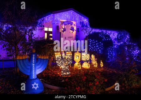 Joyeuses décorations de nuit Hanukkah avec Menorahs et Dreidels. Banque D'Images