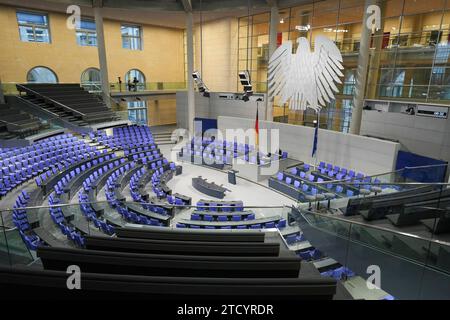 Deutscher Bundestag, 145. Plenarsitzung Symbolbild, Symbolfoto und Themenbild des leeren Plenarsaal im Deutschen Bundestag im Reichstagsgebaeude, Berlin, 15.12.2023 Berlin Deutschland *** Bundestag allemand, session plénière 145 image symbolique, image symbolique et image thématique de la salle plénière vide du Bundestag allemand dans le bâtiment Reichstag, Berlin, 15 12 2023 Berlin Berlin Allemagne Banque D'Images