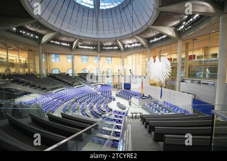 Deutscher Bundestag, 145. Plenarsitzung Symbolbild, Symbolfoto und Themenbild des leeren Plenarsaal im Deutschen Bundestag im Reichstagsgebaeude, Berlin, 15.12.2023 Berlin Deutschland *** Bundestag allemand, session plénière 145 image symbolique, image symbolique et image thématique de la salle plénière vide du Bundestag allemand dans le bâtiment Reichstag, Berlin, 15 12 2023 Berlin Berlin Allemagne Banque D'Images