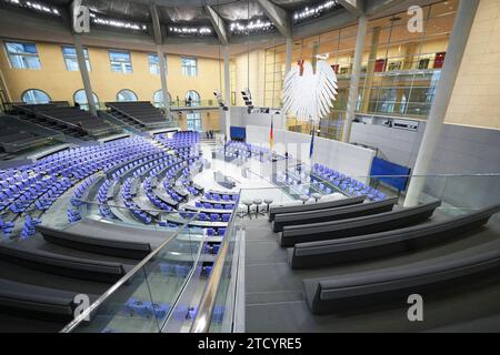 Deutscher Bundestag, 145. Plenarsitzung Symbolbild, Symbolfoto und Themenbild des leeren Plenarsaal im Deutschen Bundestag im Reichstagsgebaeude, Berlin, 15.12.2023 Berlin Deutschland *** Bundestag allemand, session plénière 145 image symbolique, image symbolique et image thématique de la salle plénière vide du Bundestag allemand dans le bâtiment Reichstag, Berlin, 15 12 2023 Berlin Berlin Allemagne Banque D'Images