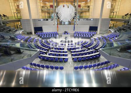 Deutscher Bundestag, 145. Plenarsitzung Symbolbild, Symbolfoto und Themenbild des leeren Plenarsaal im Deutschen Bundestag im Reichstagsgebaeude, Berlin, 15.12.2023 Berlin Deutschland *** Bundestag allemand, session plénière 145 image symbolique, image symbolique et image thématique de la salle plénière vide du Bundestag allemand dans le bâtiment Reichstag, Berlin, 15 12 2023 Berlin Berlin Allemagne Banque D'Images