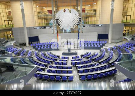 Deutscher Bundestag, 145. Plenarsitzung Symbolbild, Symbolfoto und Themenbild des leeren Plenarsaal im Deutschen Bundestag im Reichstagsgebaeude, Berlin, 15.12.2023 Berlin Deutschland *** Bundestag allemand, session plénière 145 image symbolique, image symbolique et image thématique de la salle plénière vide du Bundestag allemand dans le bâtiment Reichstag, Berlin, 15 12 2023 Berlin Berlin Allemagne Banque D'Images