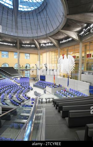 Deutscher Bundestag, 145. Plenarsitzung Symbolbild, Symbolfoto und Themenbild des leeren Plenarsaal im Deutschen Bundestag im Reichstagsgebaeude, Berlin, 15.12.2023 Berlin Deutschland *** Bundestag allemand, session plénière 145 image symbolique, image symbolique et image thématique de la salle plénière vide du Bundestag allemand dans le bâtiment Reichstag, Berlin, 15 12 2023 Berlin Berlin Allemagne Banque D'Images