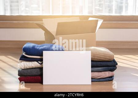 La scène de prendre des photos pour vendre des vêtements d'occasion. Un tableau blanc, du papier à notes et une boîte sont placés Banque D'Images