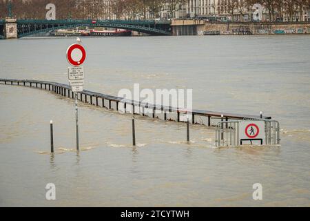 Le Rhône inondé déborde ses berges. Banque D'Images