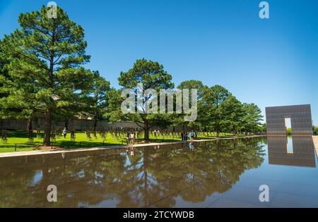 Le monument et la piscine de réflexion au mémorial national d'Oklahoma City Banque D'Images