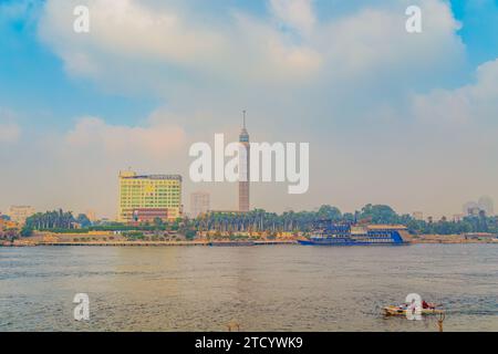 Centre du Caire, vue sur l'île de Gezira (Zamalek) et la Tour du Caire depuis le Nil. Le Caire, Égypte – 25 octobre 2023 Banque D'Images
