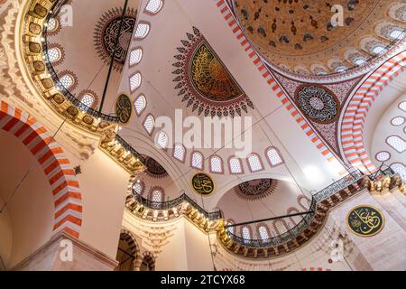 Istanbul, Turkiye - 7 mars 2023 : vue intérieure de Suleymaniye, une mosquée impériale ottomane située sur la troisième colline d'Istanbul, Turkiye. Banque D'Images