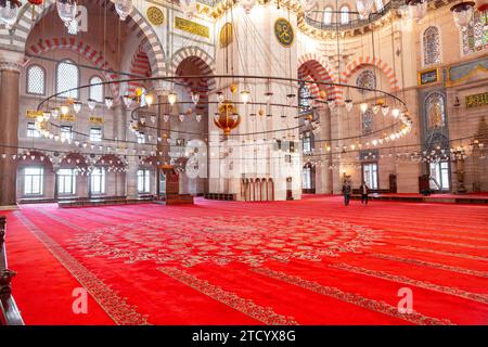 Istanbul, Turkiye - 7 mars 2023 : vue intérieure de Suleymaniye, une mosquée impériale ottomane située sur la troisième colline d'Istanbul, Turkiye. Banque D'Images