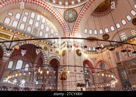 Istanbul, Turkiye - 7 mars 2023 : vue intérieure de Suleymaniye, une mosquée impériale ottomane située sur la troisième colline d'Istanbul, Turkiye. Banque D'Images