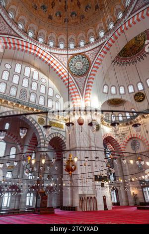 Istanbul, Turkiye - 7 mars 2023 : vue intérieure de Suleymaniye, une mosquée impériale ottomane située sur la troisième colline d'Istanbul, Turkiye. Banque D'Images