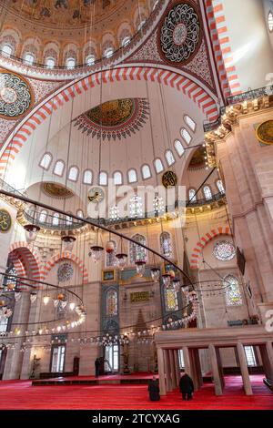 Istanbul, Turkiye - 7 mars 2023 : vue intérieure de Suleymaniye, une mosquée impériale ottomane située sur la troisième colline d'Istanbul, Turkiye. Banque D'Images