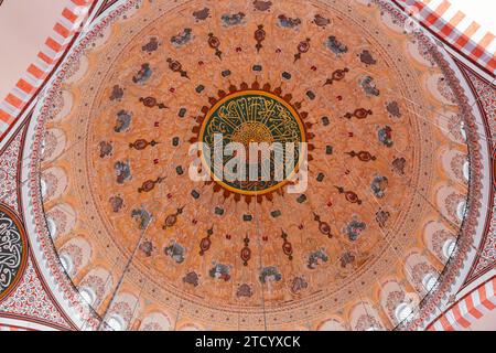 Istanbul, Turkiye - 7 mars 2023 : vue intérieure de Suleymaniye, une mosquée impériale ottomane située sur la troisième colline d'Istanbul, Turkiye. Banque D'Images