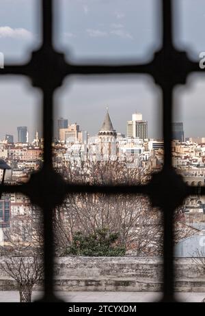 Istanbul, Turkiye - 7 mars 2023 : vue sur la Tour Galata, l'ancienne structure et l'un des monuments les plus importants d'Istanbul, situé à Beyog Banque D'Images