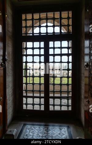 Istanbul, Turkiye - 7 mars 2023 : vue intérieure de Suleymaniye, une mosquée impériale ottomane située sur la troisième colline d'Istanbul, Turkiye. Banque D'Images