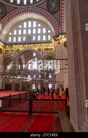 Istanbul, Turkiye - 7 mars 2023 : vue intérieure de Suleymaniye, une mosquée impériale ottomane située sur la troisième colline d'Istanbul, Turkiye. Banque D'Images