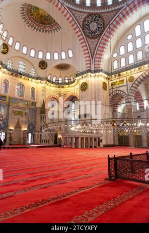 Istanbul, Turkiye - 7 mars 2023 : vue intérieure de Suleymaniye, une mosquée impériale ottomane située sur la troisième colline d'Istanbul, Turkiye. Banque D'Images