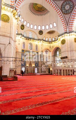 Istanbul, Turkiye - 7 mars 2023 : vue intérieure de Suleymaniye, une mosquée impériale ottomane située sur la troisième colline d'Istanbul, Turkiye. Banque D'Images