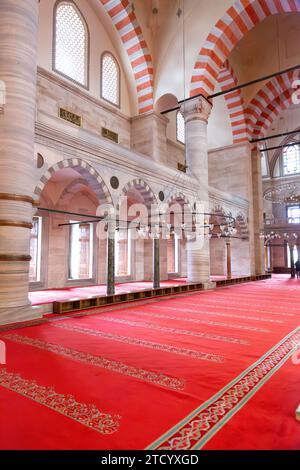 Istanbul, Turkiye - 7 mars 2023 : vue intérieure de Suleymaniye, une mosquée impériale ottomane située sur la troisième colline d'Istanbul, Turkiye. Banque D'Images