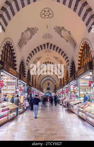 Istanbul, Turkiye- 7 mars 2023 : l'ancien bazar aux épices, Misir Carsisi, l'une des attractions touristiques les plus importantes situé à Eminonu, Istanb Banque D'Images