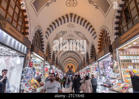 Istanbul, Turkiye- 7 mars 2023 : l'ancien bazar aux épices, Misir Carsisi, l'une des attractions touristiques les plus importantes situé à Eminonu, Istanb Banque D'Images