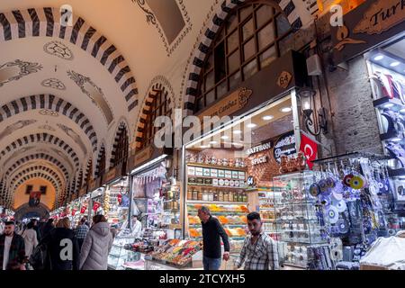 Istanbul, Turkiye- 7 mars 2023 : l'ancien bazar aux épices, Misir Carsisi, l'une des attractions touristiques les plus importantes situé à Eminonu, Istanb Banque D'Images