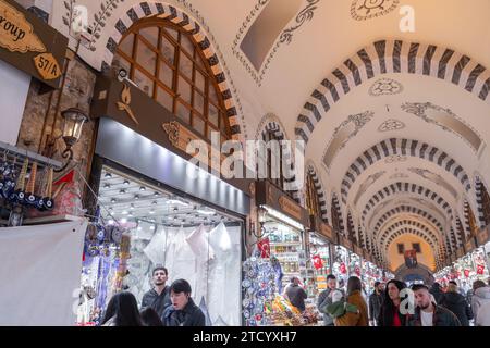 Istanbul, Turkiye- 7 mars 2023 : l'ancien bazar aux épices, Misir Carsisi, l'une des attractions touristiques les plus importantes situé à Eminonu, Istanb Banque D'Images