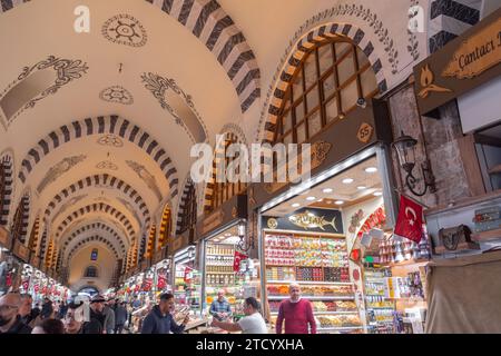 Istanbul, Turkiye- 7 mars 2023 : l'ancien bazar aux épices, Misir Carsisi, l'une des attractions touristiques les plus importantes situé à Eminonu, Istanb Banque D'Images