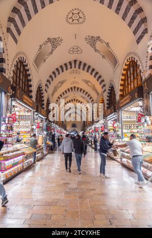 Istanbul, Turkiye- 7 mars 2023 : l'ancien bazar aux épices, Misir Carsisi, l'une des attractions touristiques les plus importantes situé à Eminonu, Istanb Banque D'Images