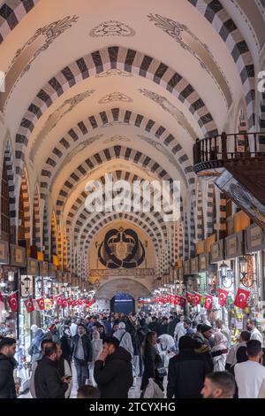 Istanbul, Turkiye- 7 mars 2023 : l'ancien bazar aux épices, Misir Carsisi, l'une des attractions touristiques les plus importantes situé à Eminonu, Istanb Banque D'Images