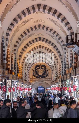 Istanbul, Turkiye- 7 mars 2023 : l'ancien bazar aux épices, Misir Carsisi, l'une des attractions touristiques les plus importantes situé à Eminonu, Istanb Banque D'Images