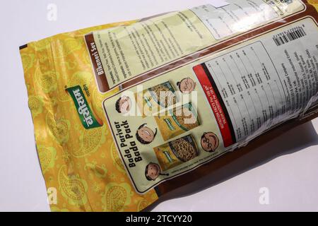 Paquet de snack indien appelé Bikaneri Sev Bhujia de la marque Bansiram sur fond blanc Banque D'Images